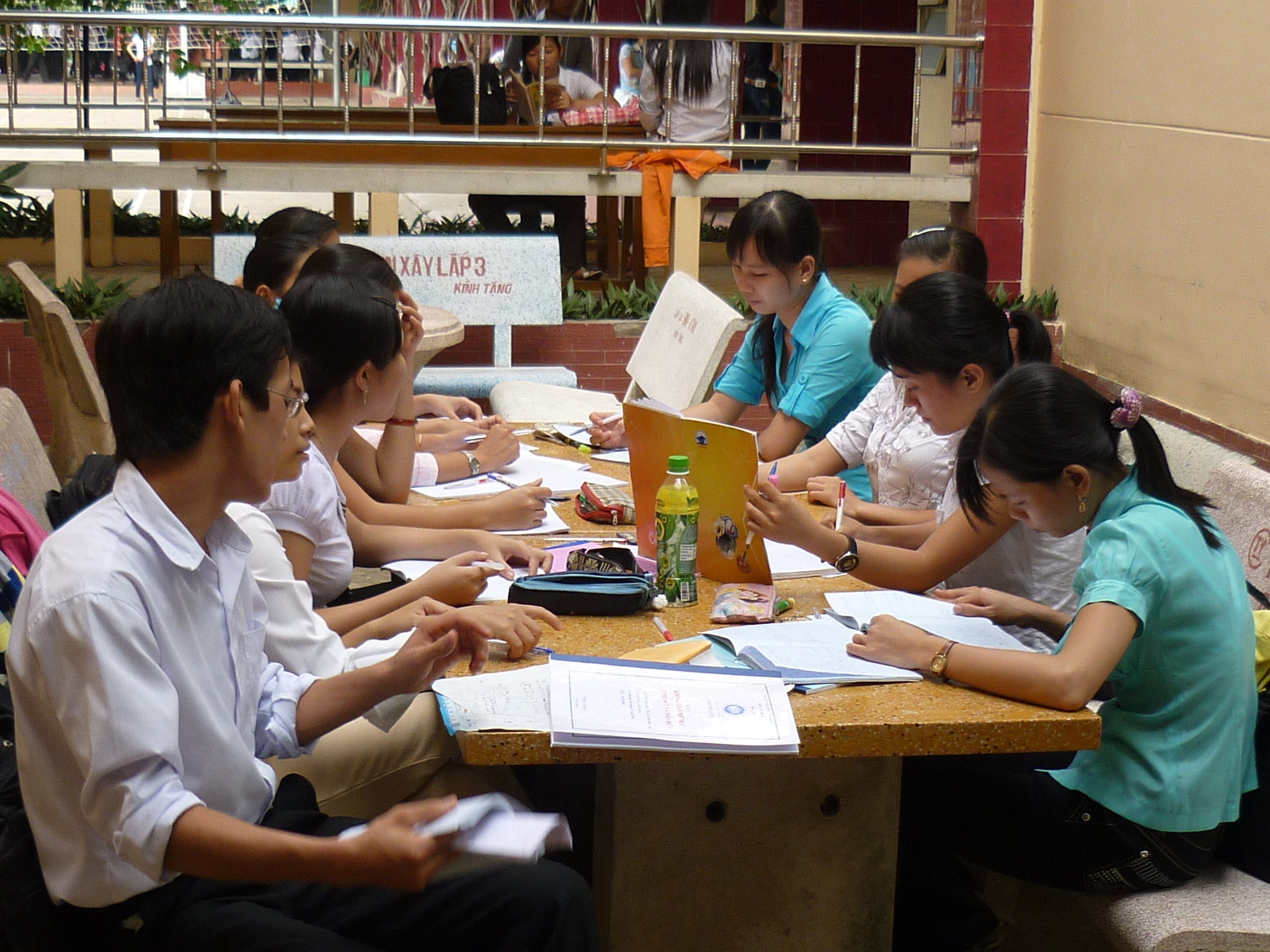 Nặng đầu giáo viên, quá tải học sinh