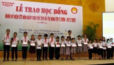 Trao học bổng khuyến học cho học sinh và sinh viên nghèo tại Huế
