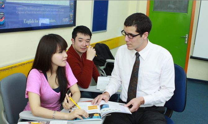 Sinh viên vất vả với tiếng anh