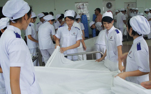 Khối ngành sức khỏe: Tăng chỉ tiêu... tăng thất nghiệp!