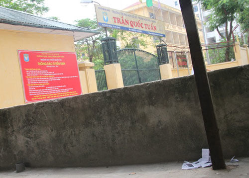 Phụ huynh quây phóng viên đòi xóa ảnh chụp phao thi