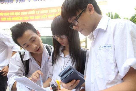 Thí sinh tham gia thi tốt nghiệp 2 môn cuối là: Toán và Ngoại ngữ