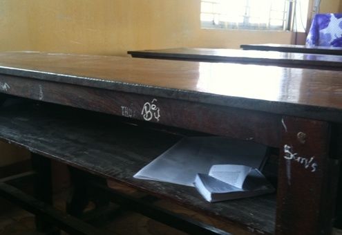 Bộ Giáo dục trần tình vụ "phao" trong ngăn bàn