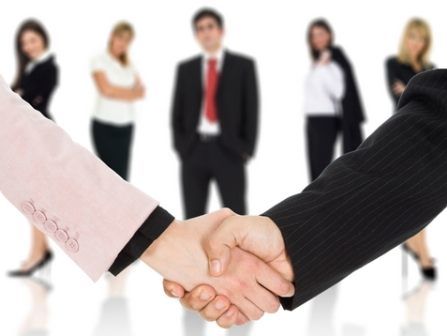 Bắt tay là một kỹ năng quan trọng trong giao tiếp