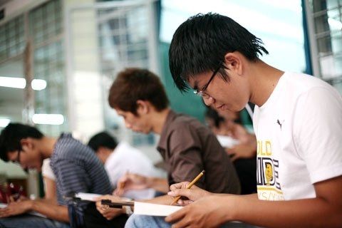 Những lò luyện thi... khó thở