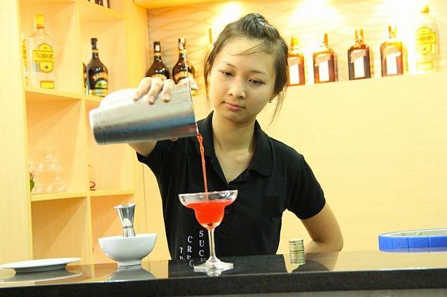 Nghề "hot" bartender: Đầy sẹo và cám dỗ