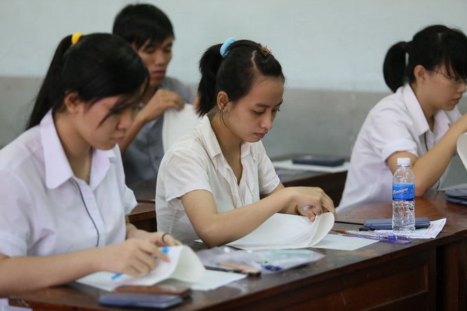 Hàng chục thí sinh bị đình chỉ thi vì điện thoại