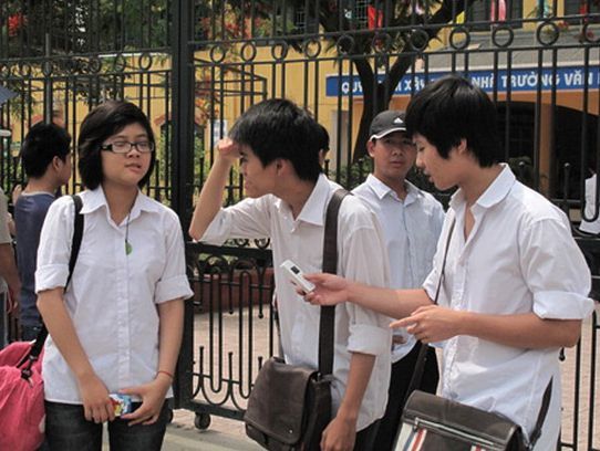 Xe chở đề thi đại học năm 2013 ... bị xẹp lốp