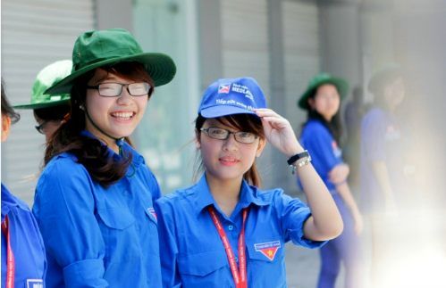 Nữ sinh đại học Ngoại Thương với màu áo xanh tình nguyện