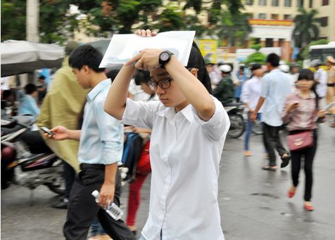 Thi đại học đợt 2: Thí sinh đội mưa đến trường dự thi