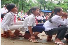 Tịch thu, cắt dép học trò nghèo