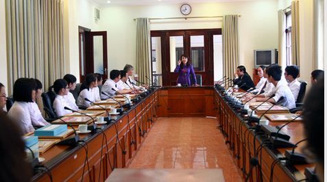 Bộ trưởng Bộ Y tế chia sẻ với thủ khoa trường Y trong ngày khai giảng