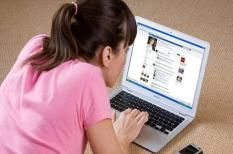 Giới trẻ ngày nay truy cập Facebook mọi lúc mọi nơi