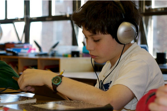 Nghe là một kỹ năng quan trọng khi học tiếng anh giao tiếp