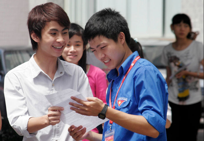 Chọn ngoại ngữ làm môn thi bắt buộc là phương án không khả thi