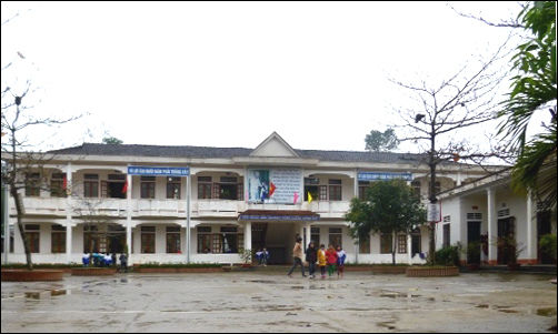 Trường tiểu học và trung học thu tiền giáo viên để tặng xã