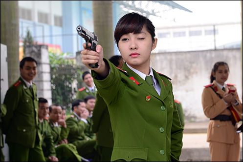 Loạt ảnh nữ cảnh sát Việt Nam lên báo mạng nước ngoài