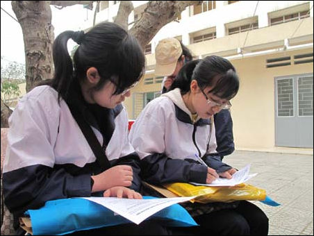 Lấy danh nghĩa trường ĐHCĐ cung cấp hồ sơ miễn phí cho thí sinh