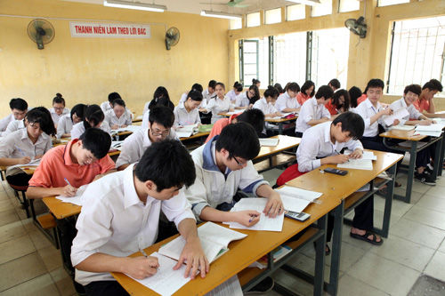 Tuyển sinh lớp 10 THPT công lập Hà Nội: Bố hoặc mẹ phải có hộ khẩu