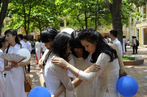Học sinh Hà Nội lưu luyến chia tay tuổi học trò
