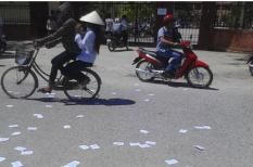 Một thí sinh ném phao thi trắng cổng điểm thi trường THPT Hoằng Hóa 3