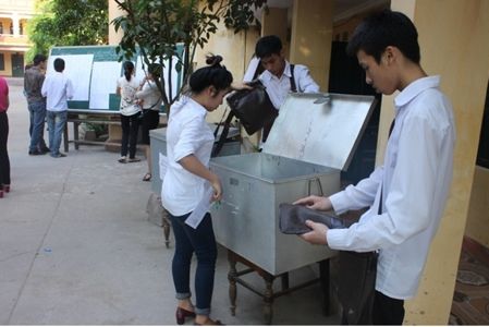 Nhiều thí sinh đến sớm chờ buổi thi đầu tiên