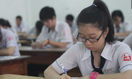 Thí sinh bước vào buổi thi Vật lý trong cái nóng gần 40 độ