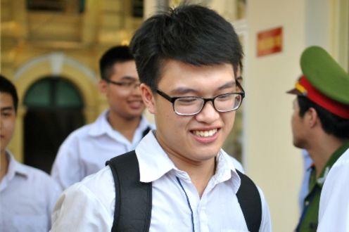 Thí sinh hoàn tất kỳ thi tốt nghiệp sau môn Sinh