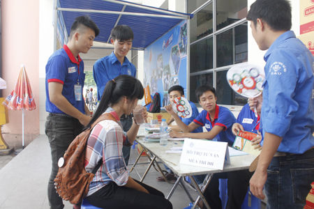 Sĩ tử ùn ùn về Hà Nội dự thi đại học