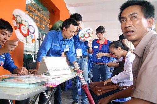 Bán cả tấn thóc để con được đi thi đại học
