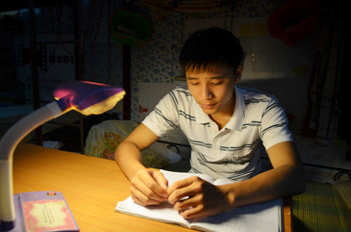 Nam sinh mồ côi, đi thi đại học với 500 nghìn đồng