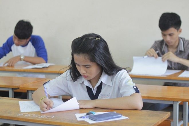 Mang điện thoại vào phòng thi, 12 thí sinh bị đình chỉ