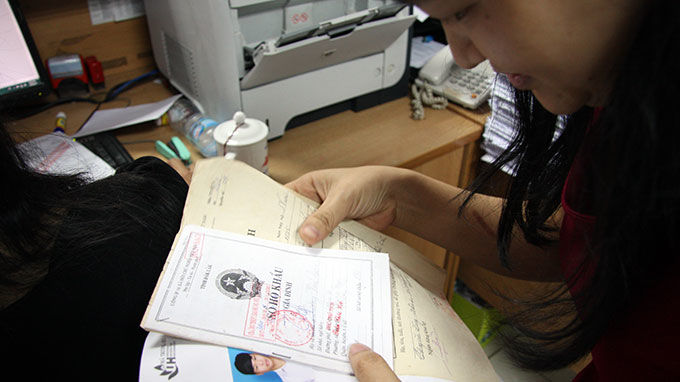 Ngày đầu làm thủ tục dự thi: Mỏi tay sửa sai sót