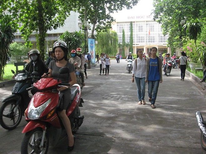 Đi muộn, hai thí sinh bị đưa ra khỏi phòng thi
