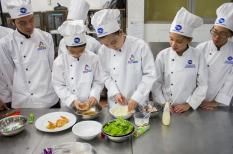 Quàn trị Nhà hàng - Khách sạn: Cơ hội tăng, thách thức tăng