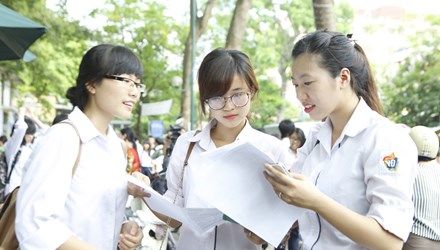 Điểm chuẩn dự kiến khối ngành y dược giảm sốc, kinh tế tăng nhẹ