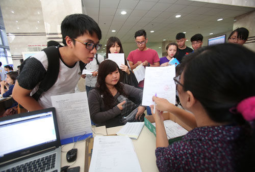 Xếp hàng nộp hồ sơ xét tuyển