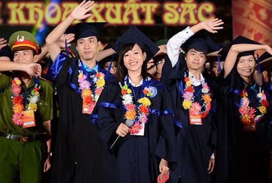 Tuyên dương các thủ khoa tốt nghiệp đại học