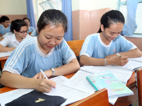 Bộ Giáo dục nên tự soạn sách giáo khoa