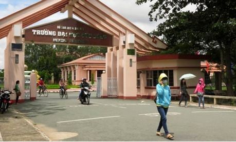 Quần jeans, dép lê đến trường trước ngày bị cấm