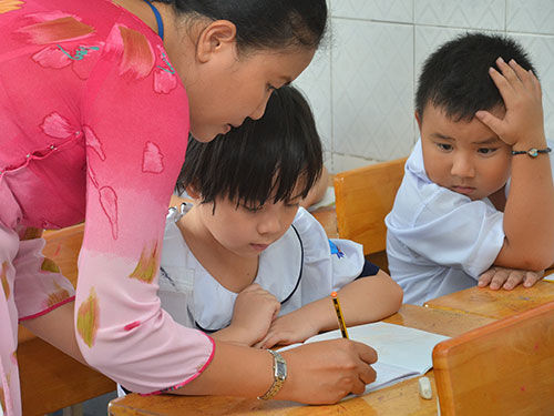 Việc hình thức "đè" giáo viên
