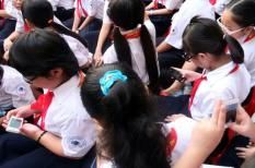Học sinh dùng điện thoại di động: Con dao 2 lưỡi