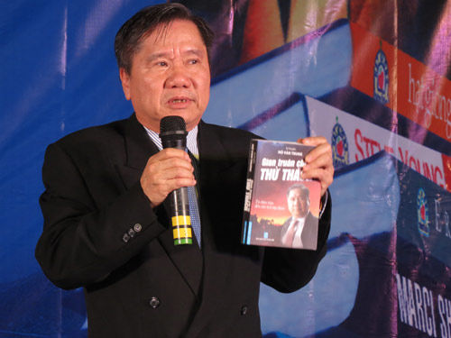 Tặng 1000 cuốn sách "Gian nan chỉ là thử thách" cho sinh viên