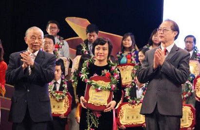 Apollo English nhận giải thưởng Chu Văn An cho "Phương pháp học tiếng anh hiệu quả nhất cho trẻ từ 3 - 16 tuổi"