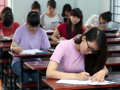 Trường cao đẳng "ngồi trên đống lửa"