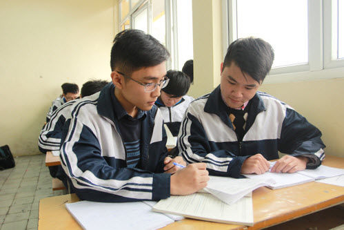 Nên bỏ quy định miễn thi ngoại ngữ?