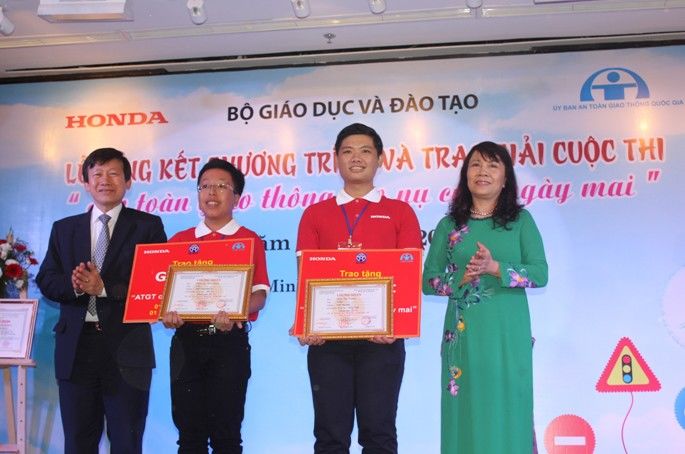 Tổng kết chương trình và trao giải “An toàn giao thông cho nụ cười ngày mai” năm học 2014-2015