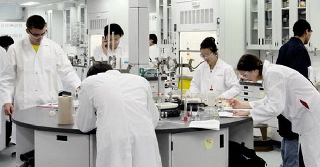 Du học ngành công nghệ sinh học, chọn trường nào?