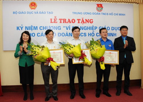 Trao tặng KNC Vì sự nghiệp giáo dục cho các cán bộ T.Ư Đoàn TNCS Hồ Chí Minh