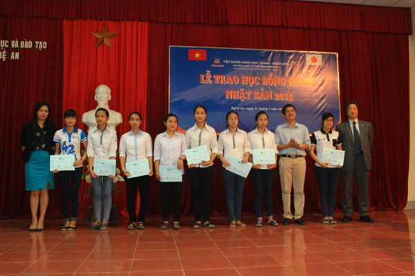 Trao 102 suất học bổng SOSHI cho học sinh THPT Nghệ An 
